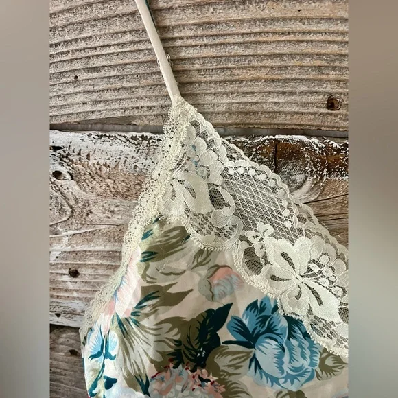 VINTAGE VICTORIA’S SECRET- Gold label satin lingerie - Picture 2 of 5